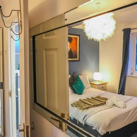 Holiday home Contractors Long & Short Near Centre By Altoluxoexperience Short Lets & Serviced With Free Parking & Wifi