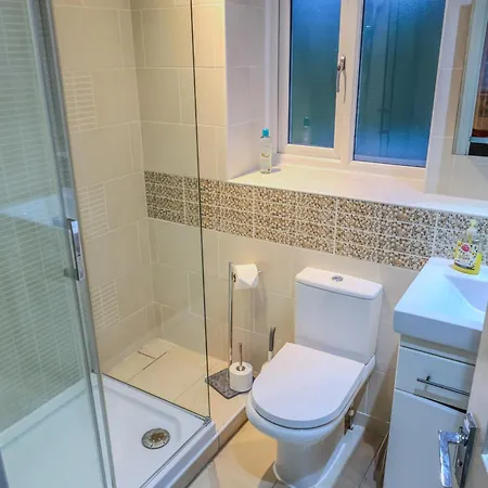 Holiday home Contractors Long & Short Near Centre By Altoluxoexperience Short Lets & Serviced With Free Parking & Wifi *