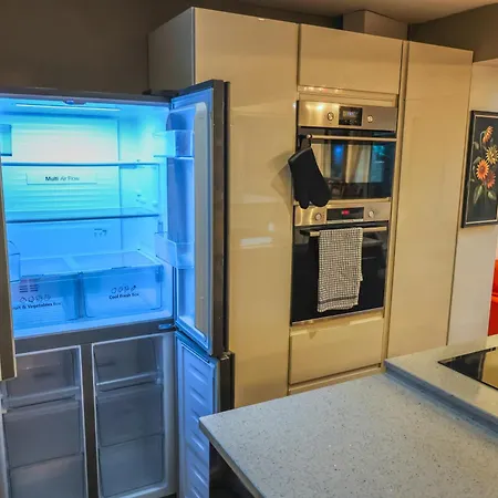 Holiday home Contractors Long & Short Near Centre By Altoluxoexperience Short Lets & Serviced With Free Parking & Wifi