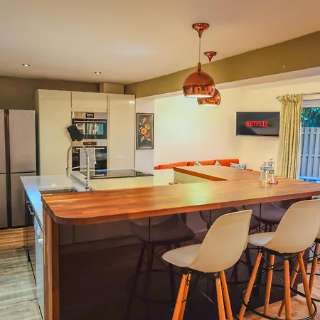 Holiday home Contractors Long & Short Near Centre By Altoluxoexperience Short Lets & Serviced With Free Parking & Wifi