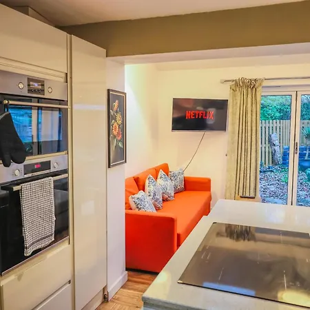 Holiday home Contractors Long & Short Near Centre By Altoluxoexperience Short Lets & Serviced With Free Parking & Wifi *