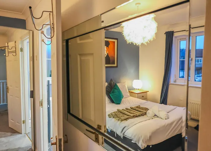 Holiday home Contractors Long & Short Near Centre By Altoluxoexperience Short Lets & Serviced With Free Parking & Wifi