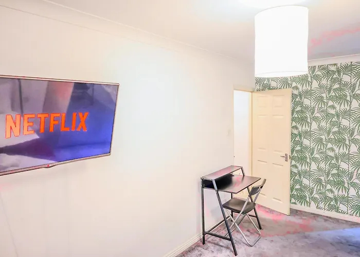 Holiday home Contractors Long & Short Near Centre By Altoluxoexperience Short Lets & Serviced With Free Parking & Wifi *