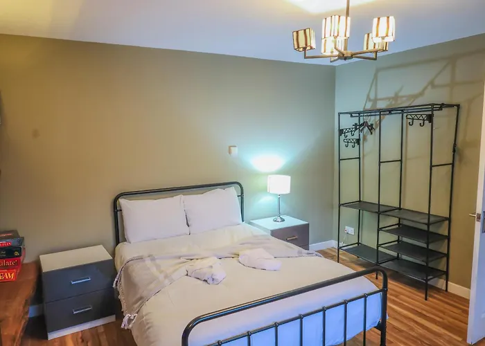 Holiday home Contractors Long & Short Near Centre By Altoluxoexperience Short Lets & Serviced With Free Parking & Wifi