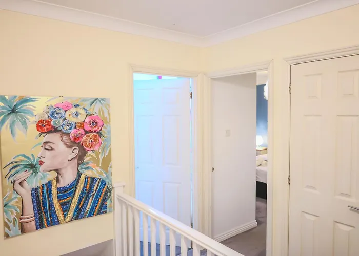 Holiday home Contractors Long & Short Near Centre By Altoluxoexperience Short Lets & Serviced With Free Parking & Wifi