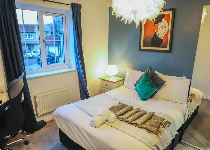 Holiday home Contractors Long & Short Near Centre By Altoluxoexperience Short Lets & Serviced With Free Parking & Wifi