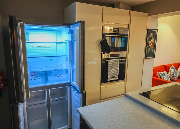 Holiday home Contractors Long & Short Near Centre By Altoluxoexperience Short Lets & Serviced With Free Parking & Wifi