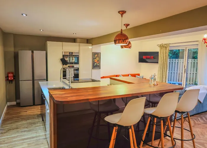 Holiday home Contractors Long & Short Near Centre By Altoluxoexperience Short Lets & Serviced With Free Parking & Wifi