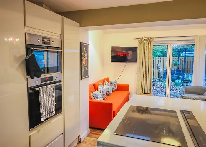 Holiday home Contractors Long & Short Near Centre By Altoluxoexperience Short Lets & Serviced With Free Parking & Wifi *