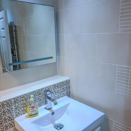 Casa de Férias Contractors Long & Short Near Centre By Altoluxoexperience Short Lets & Serviced With Free Parking & Wifi